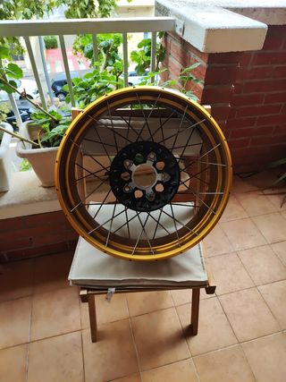 Llanta trasera BMW GS dorada sin neumático