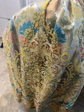 Traje de Fallera con bordado dorado