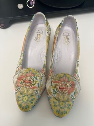 Traje de Fallera con bordado dorado