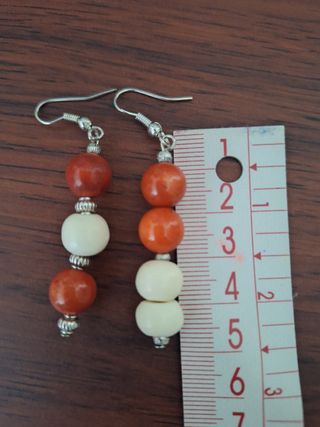 Pendientes de coral naranja y blanco