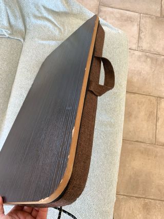 Mesa portátil con cojín y asa