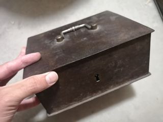 Caja de caudales antigua de metal