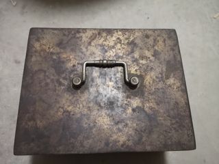 Caja de caudales antigua de metal