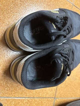 Zapatillas Puma Negras y Doradas