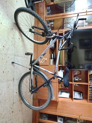 Bicicleta deportiva para ciudad, campo y montaña.