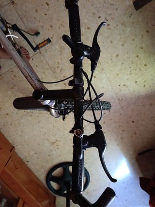 Bicicleta deportiva para ciudad, campo y montaña.
