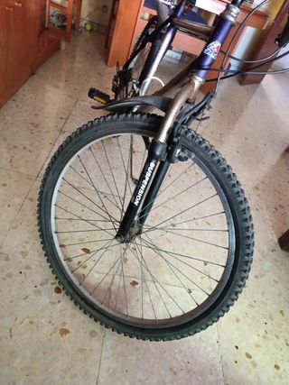 Bicicleta deportiva para ciudad, campo y montaña.