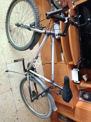 Bicicleta deportiva para ciudad, campo y montaña.