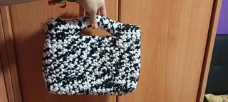 Bolso de trapillo hecho a mano con cadena dorada