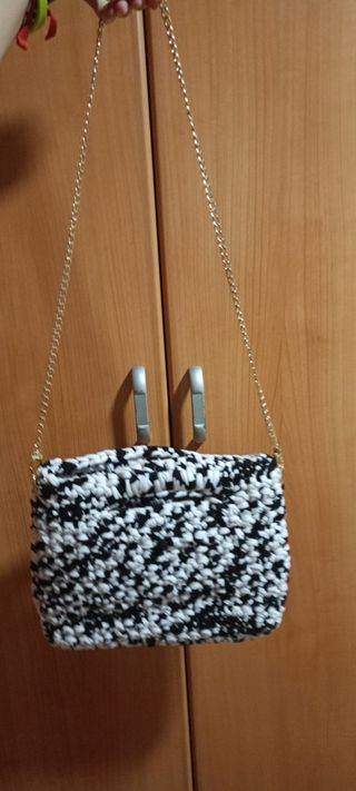 Bolso de trapillo hecho a mano con cadena dorada