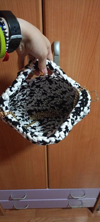 Bolso de trapillo hecho a mano con cadena dorada