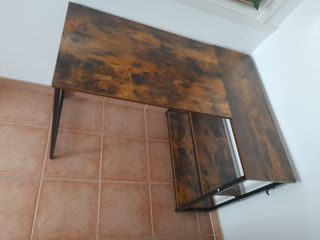 Escritorio de madera y metal