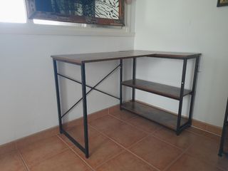 Escritorio de madera y metal