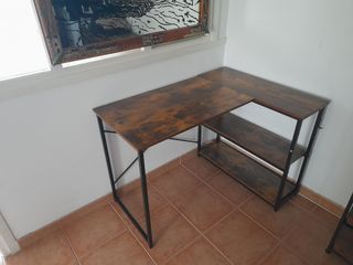 Escritorio de madera y metal