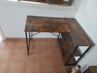 Escritorio de madera y metal