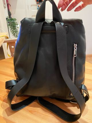 Mochila de Piel negra marca Desigual