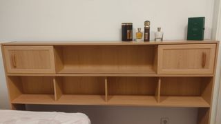 Mueble de madera beige
