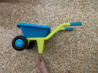Carretilla de juguete azul y verde