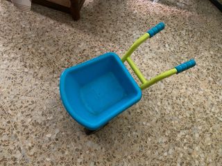 Carretilla de juguete azul y verde