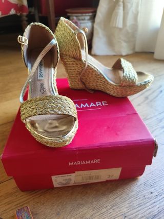 Sandalias cuña Mariamare doradas