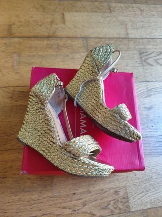 Sandalias cuña Mariamare doradas
