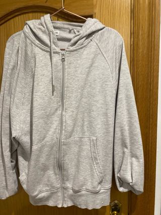 Sudadera gris con cremallera