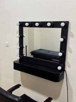 Tocador de maquillaje con luces y silla peluqueria