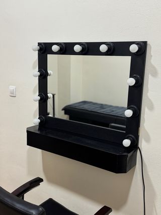 Tocador de maquillaje con luces y silla peluqueria