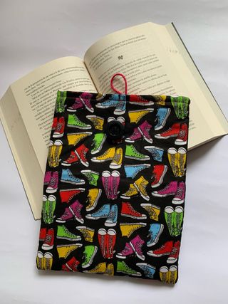 Funda para libro con estampado de zapatillas