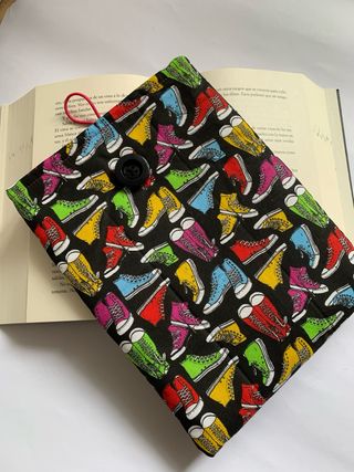 Funda para libro con estampado de zapatillas