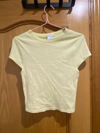 Camiseta amarilla Bershka