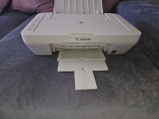 Stampante bianca Canon MG2550
