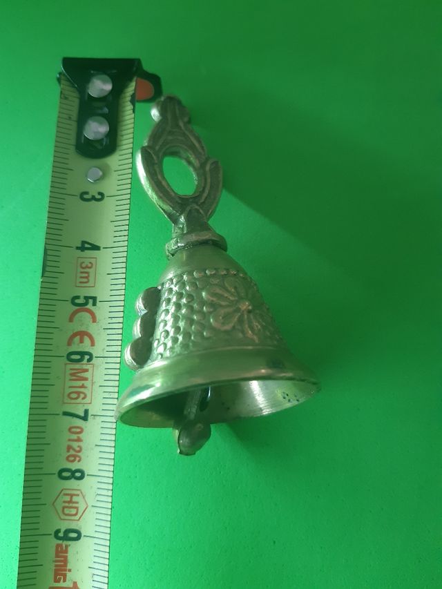 Campana pequeña de bronce