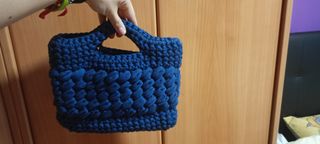 Bolso de trapillo azul hecho a mano