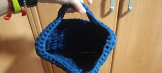Bolso de trapillo azul hecho a mano