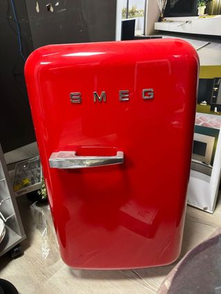 Nevera mini Smeg roja