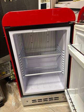 Nevera mini Smeg roja