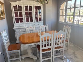 Conjunto madera, vitrina y mesa con sillas