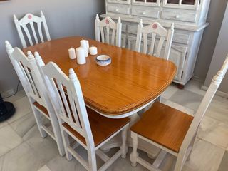 Conjunto madera, vitrina y mesa con sillas