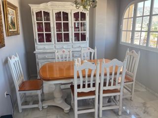 Conjunto madera, vitrina y mesa con sillas