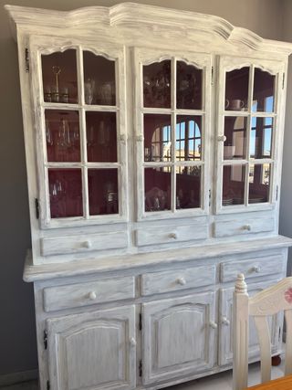 Conjunto madera, vitrina y mesa con sillas