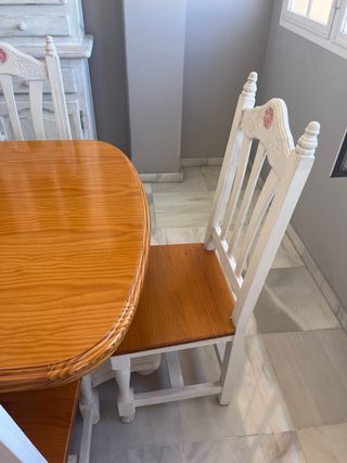 Conjunto madera, vitrina y mesa con sillas