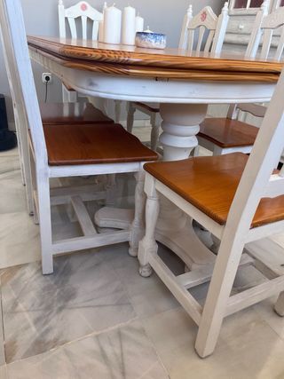 Conjunto madera, vitrina y mesa con sillas