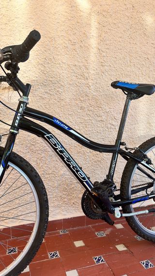 Bicicleta de montaña negra