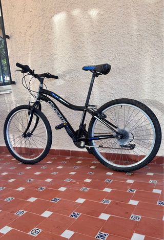 Bicicleta de montaña negra