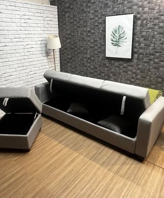 Sofá cama gris con puf y 2 cojines