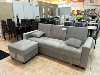 Sofá cama gris con puf y 2 cojines