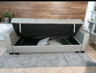 Sofá cama gris con puf y 2 cojines