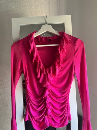 Blusa fucsia con volantes y fruncido
