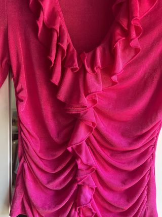 Blusa fucsia con volantes y fruncido